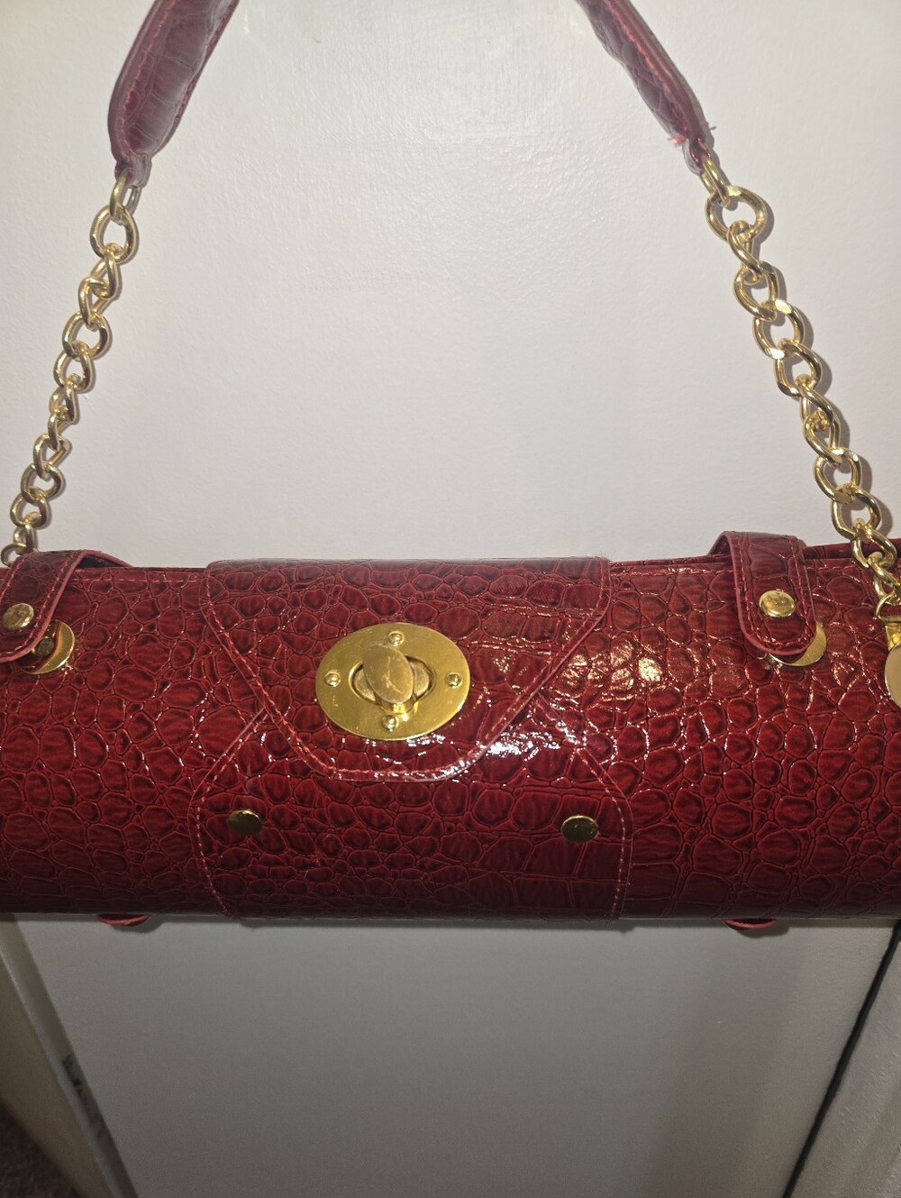 Red Croc-Embossed Barrel Handbag with Gold Chain For Wine Bottle - Picture 12 of 14